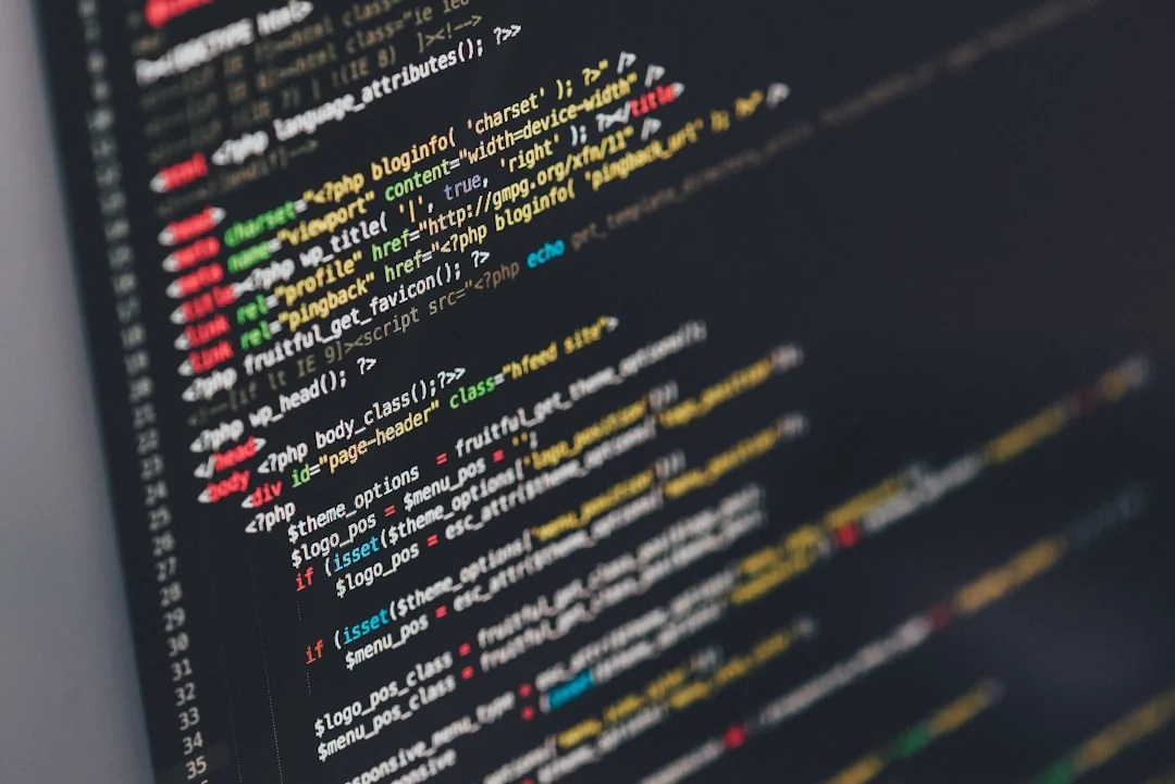 Un homme travaille sur une conception web dans son installation de bureau à domicile avec deux moniteurs.