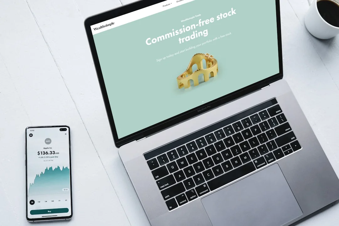 Un espace de travail contemporain avec deux écrans d’ordinateur affichant des projets de conception web, mettant en avant la technologie et la productivité.